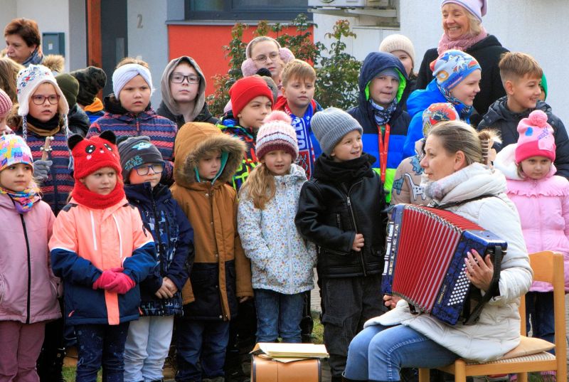 VÁNOČNÍ KOLEDOVÁNÍ aneb DĚTI ZPÍVAJÍ SENIORŮM
