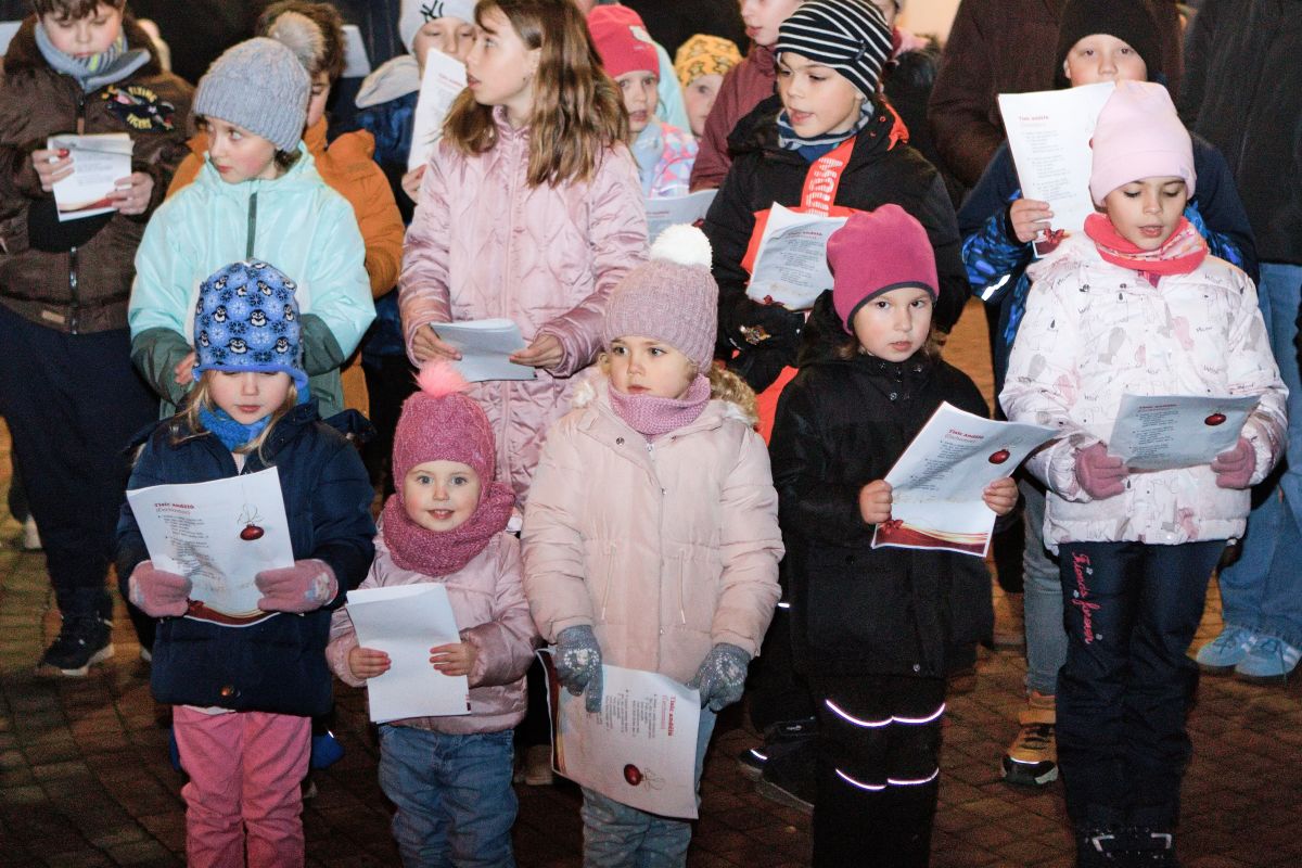 Česko zpívá koledy a rozsvícení čísla 10: Podvečer plný tradic, komunitního setkání a vánoční atmosféry