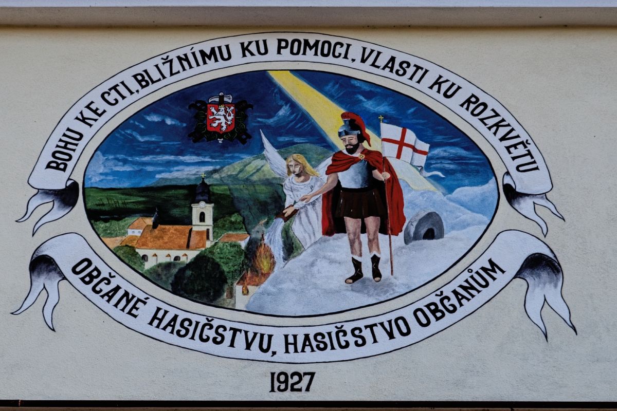 Nový obraz na hasičské zbrojnici je hotov