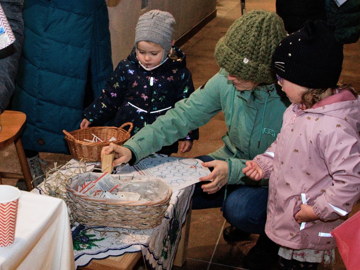 Adventní okénka už svítí. Každý den pro jedno razítko