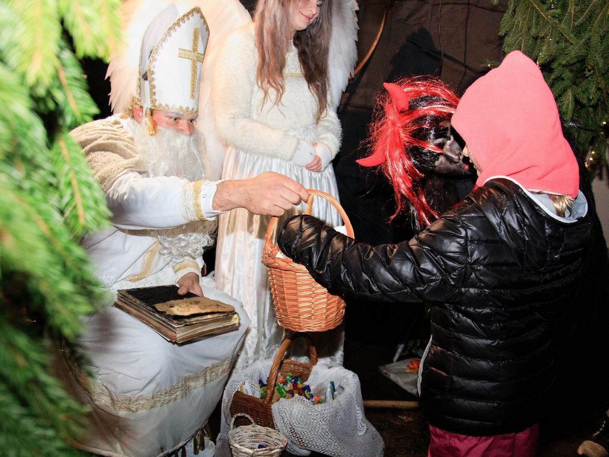 Mikuláš a andělé chodili městem. Za patami jim hudrovali pekelníci