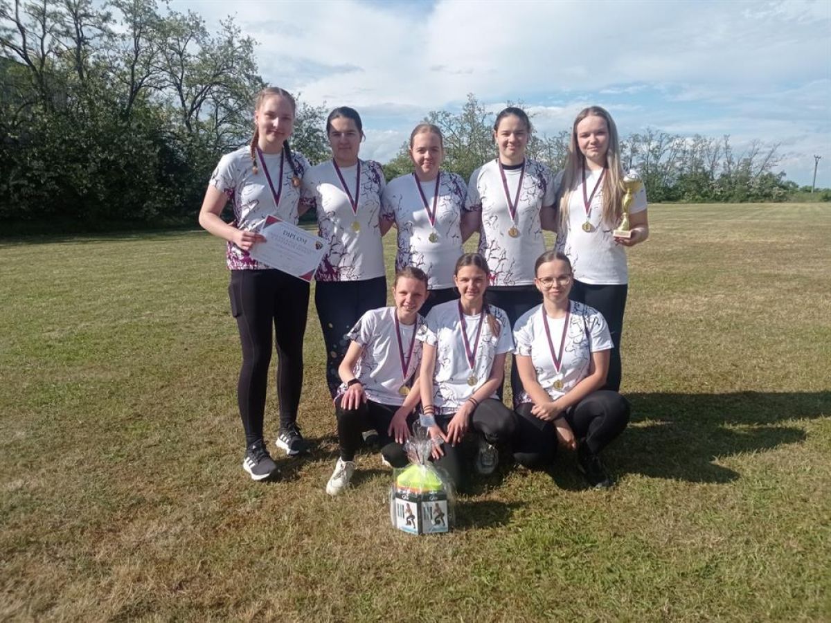 Postup dorostenek a dorostenců na krajské kolo v běhu na 100 metrů s překážkami