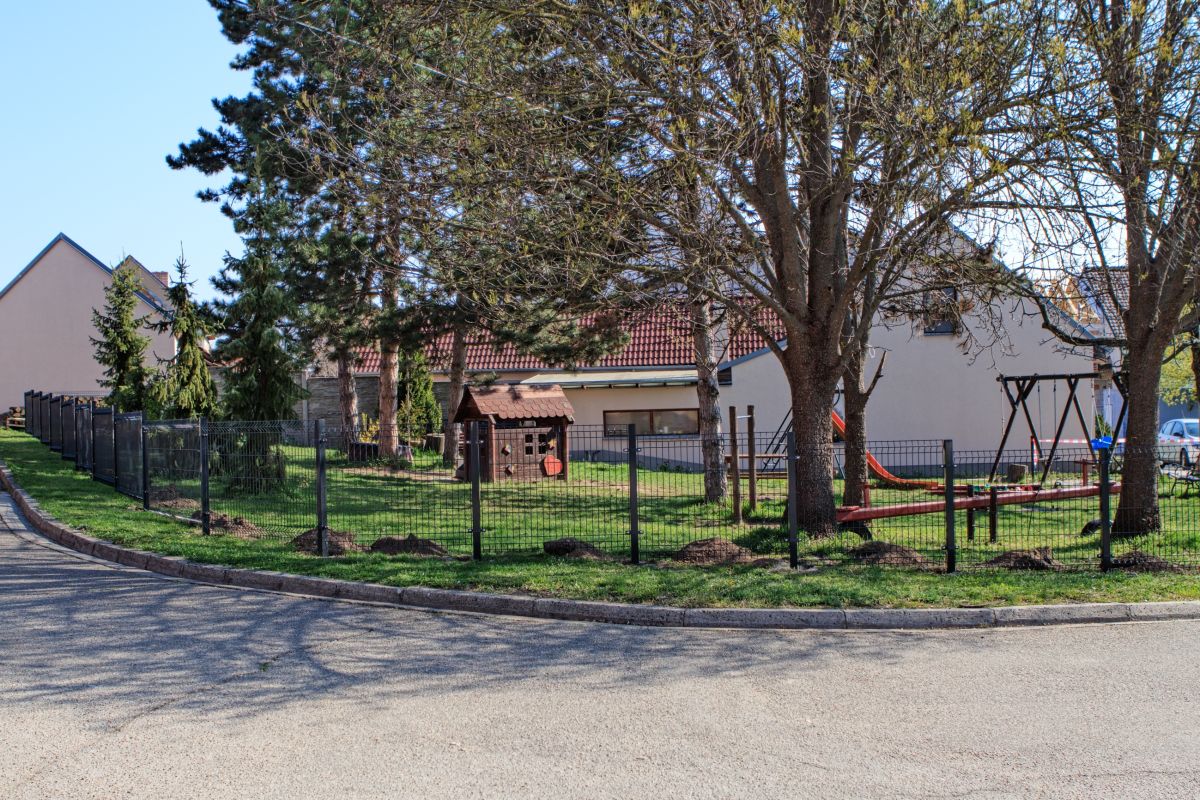 Nové oplocení kolem dětského hřiště na ul. Čechova