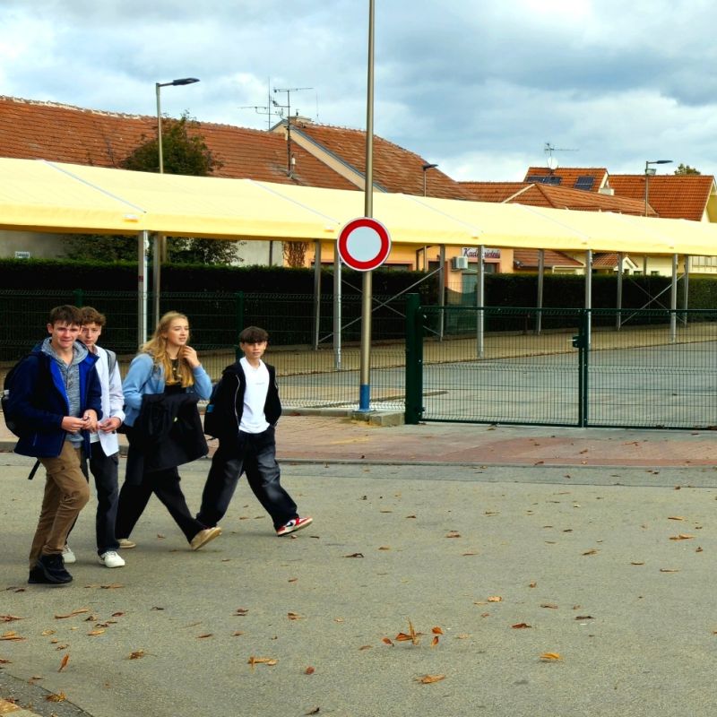 Sólo za sokolovnou je nově oplocené