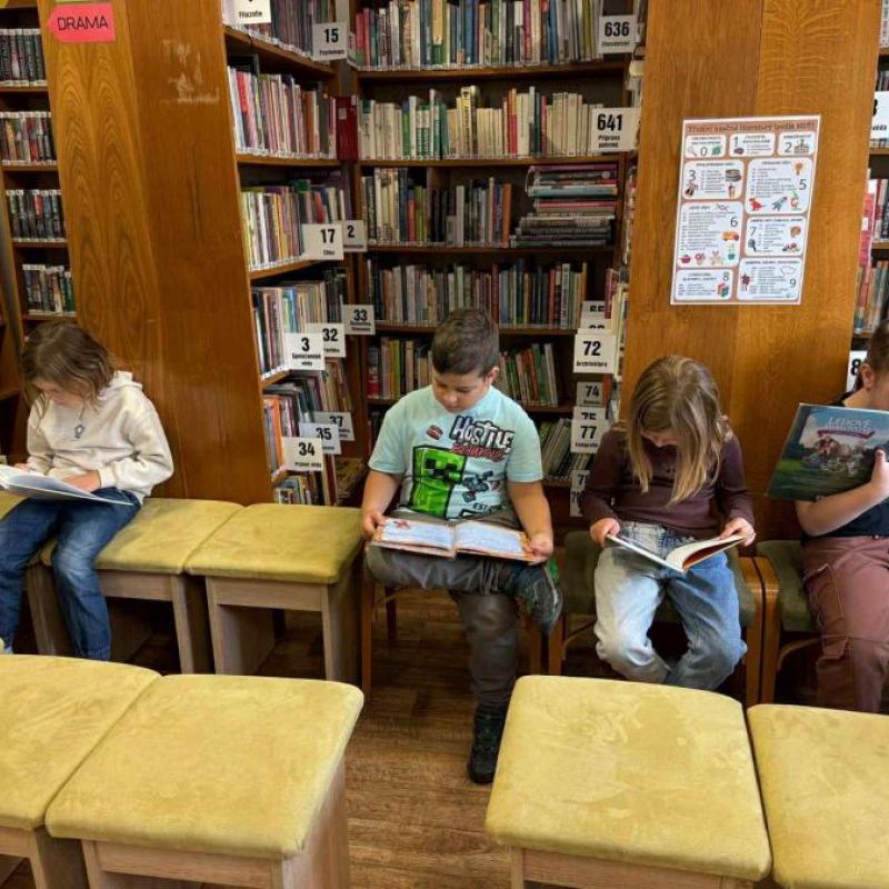 Dětský zvěřinec s druháky v knihovně